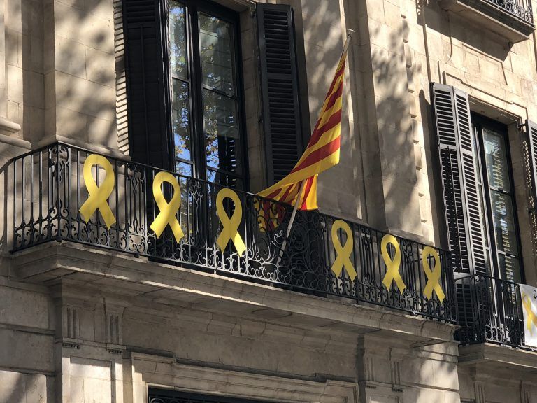 Al menos nueve edificios de la Generalitat seguían con lazos amarillos a las 15 horas