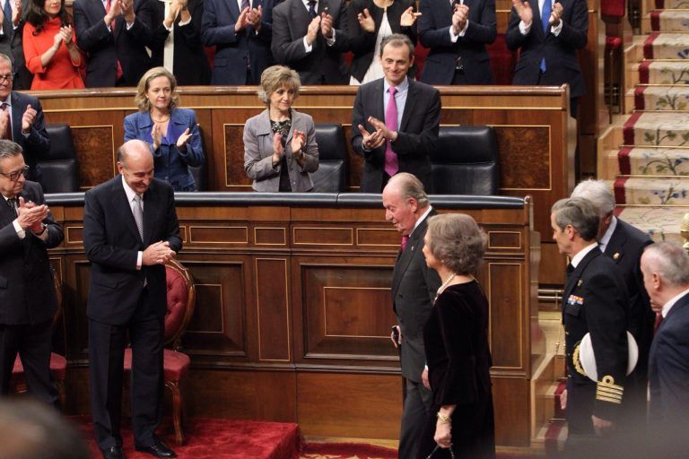 Un Hemiciclo en pie y con aplausos de todos, salvo de Podemos, recibe a los Reyes Eméritos