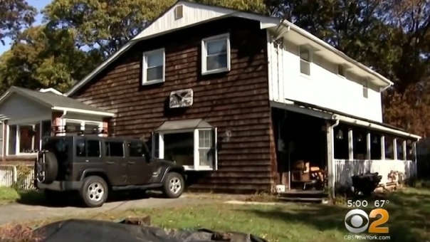 Un hombre al que aseguraron de niño que su padre le abandonó, encuentra su cadáver en el sótano de la casa con la ayuda de un médium