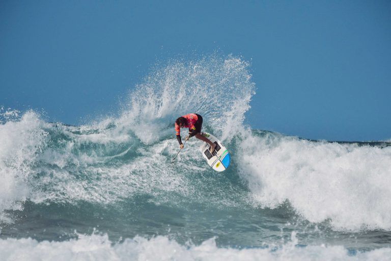 GRAN CANARIA: Sean Poynter se mete en los octavos de final del Mundial de Paddle Surf en Las Canteras en una jornada negra para los raiders canarios