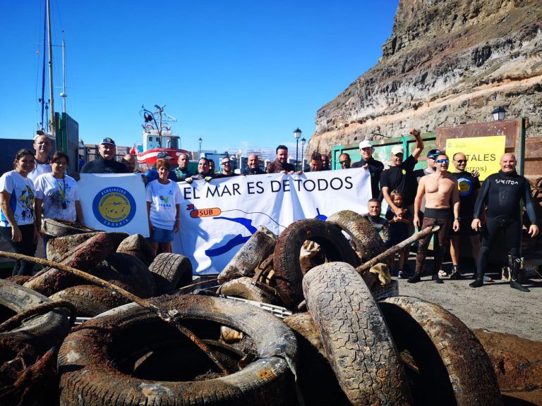 MOGÁN: Un centenar de voluntarios contribuyen a limpiar el fondo marino del Puerto de Mogán