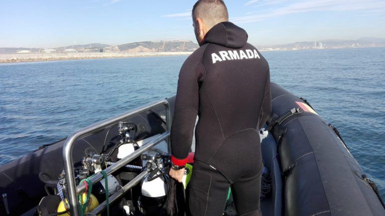 La Armada neutraliza tres obuses en aguas próximas al puerto de Barcelona