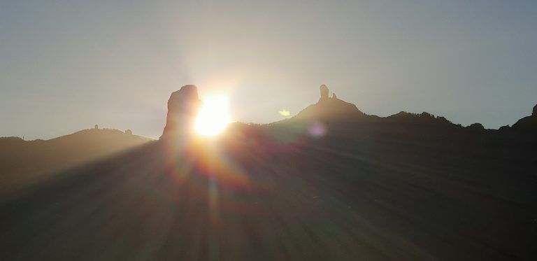 GRAN CANARIA: El sol despunta en el Bentayga en el solsticio de invierno para empezar a robarle tiempo a la noche hasta el equinoccio de primavera