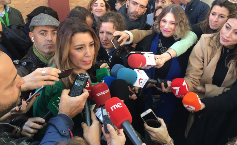 Increpan a Susana Díaz mientras vota en un colegio electoral: «De aquí al paro»