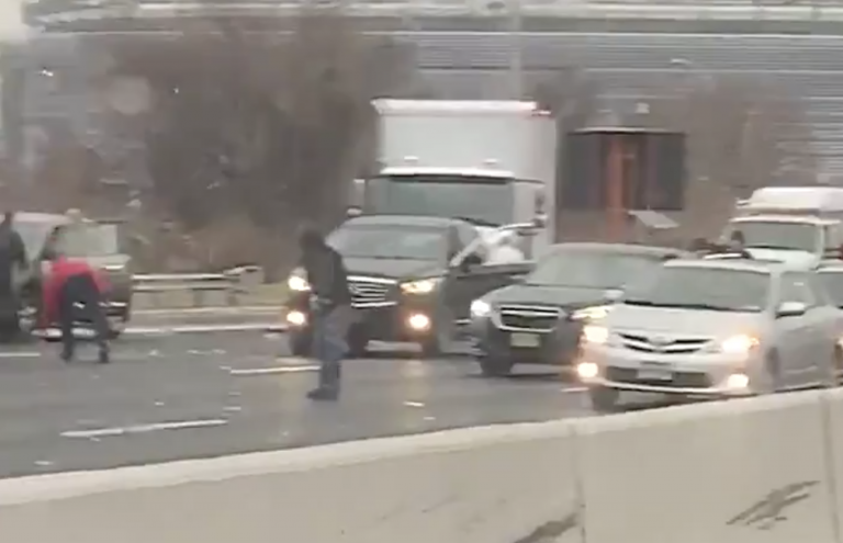 Caos en una autopista estadounidense: las puertas de un vehículo blindado se abren y llueve dinero del cielo