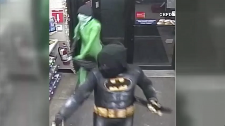 Dos hombres, uno disfrazado de Batman y otro de marciano, atracan un establecimiento en EE.UU.