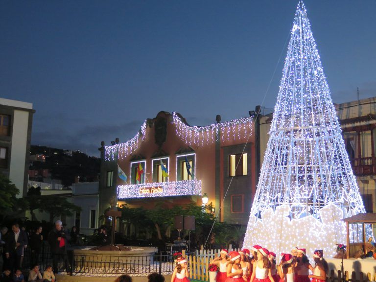 S. Mª. DE GUÍA: Con el encendido del alumbrado navideño y la buena música arrancaron este fin de semana el programa de las fiestas de Navidad  en Guía