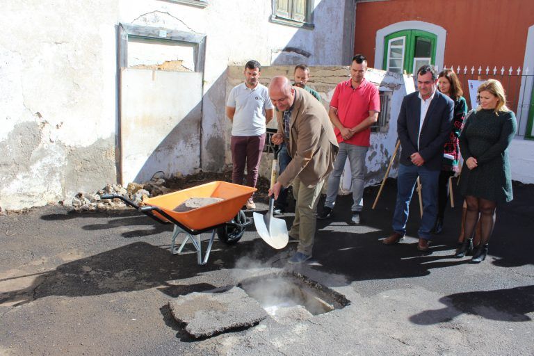 GRANADILLA DE ABONA: El Ayuntamiento coloca la primera piedra de dos nuevas plazas y de la rehabilitación del antiguo Secadero de Tabaco