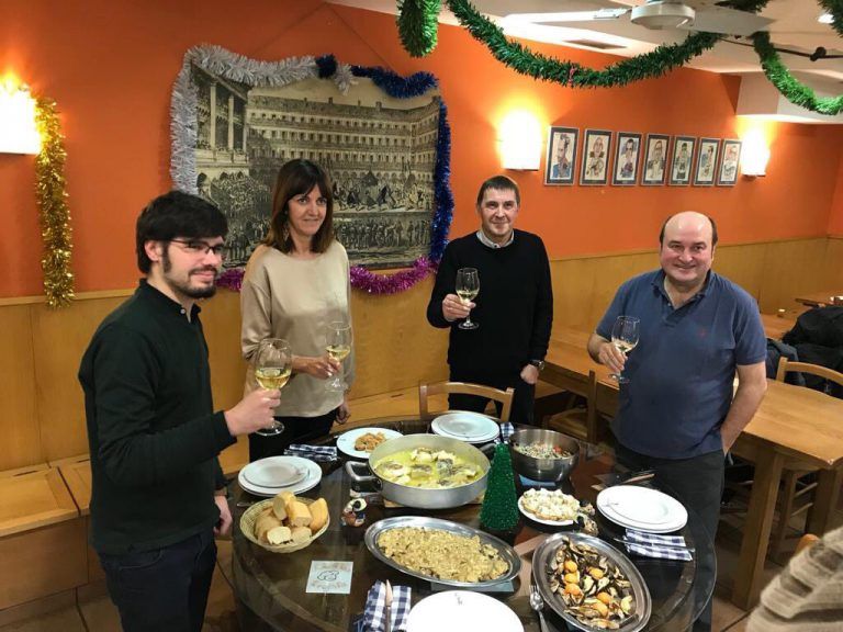 Casado pide a Sánchez que cese a la líder del PSE por fotografiarse con Otegi preparando una cena navideña