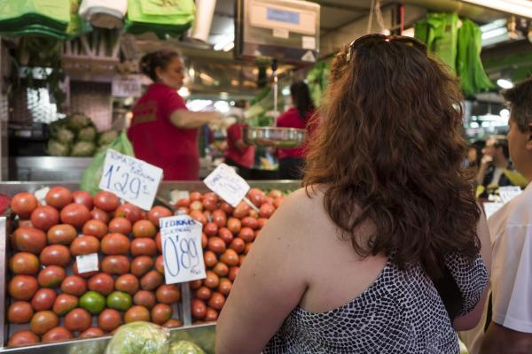 La inflación adelantada baja cinco décimas en diciembre por los carburantes y se sitúa en el 1,2%