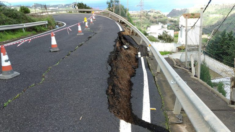 S. Mª DE GUIA: El Cabildo declara de emergencia la reposición de un muro y un tramo de calzada de la carretera de Guía a Moya