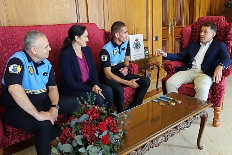 S. C. DE TENERIFE: El alcalde recibe al agente Jonay González tras un año repleto de éxitos deportivos