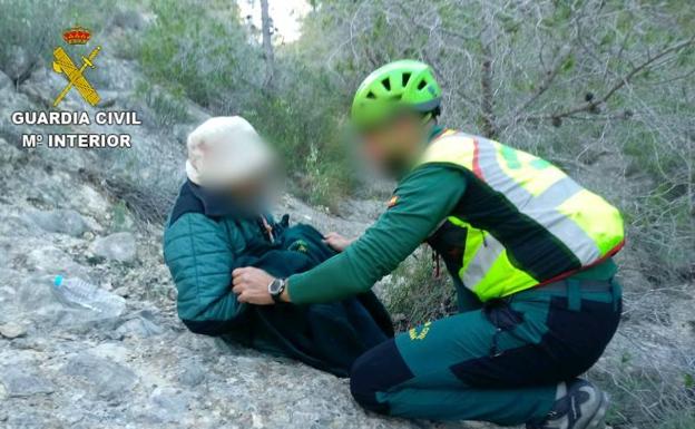 Localizan con vida a la anciana de 91 años que permanecía perdida en el monte, en Alicante