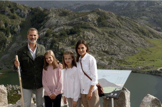 Los Reyes y sus hijas felicitan la Navidad