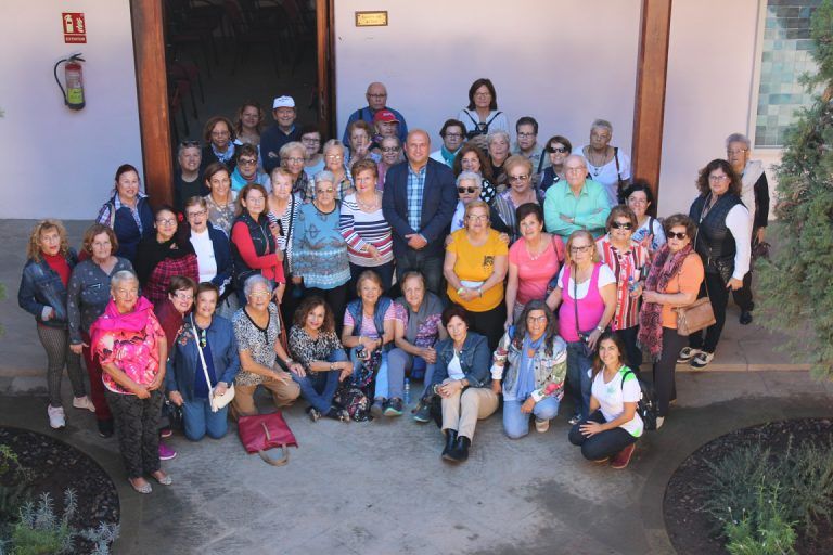 GRANADILLA DE A.: Un grupo de mayores de Santa Cruz de Tenerife conocen el patrimonio histórico del casco