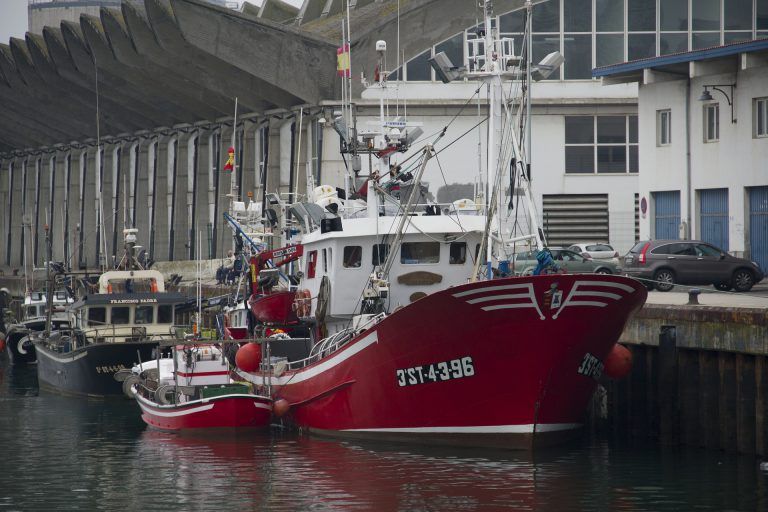 Tres marineros muertos en un naufragio en Galicia