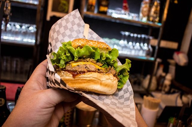 Un conductor ebrio le da a la policía una hamburguesa en vez de su carnet de conducir