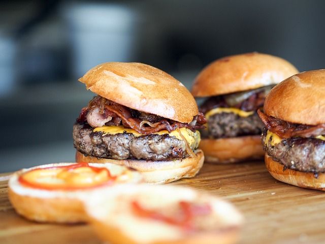 Arrestados tres empleados de un restaurante después de encontrar una pastilla de éxtasis en la hamburguesa de un niño