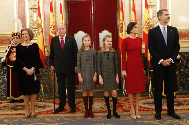 La reina Letizia le pone alzas a Leonor para que sea tan alta como su hermana pequeña