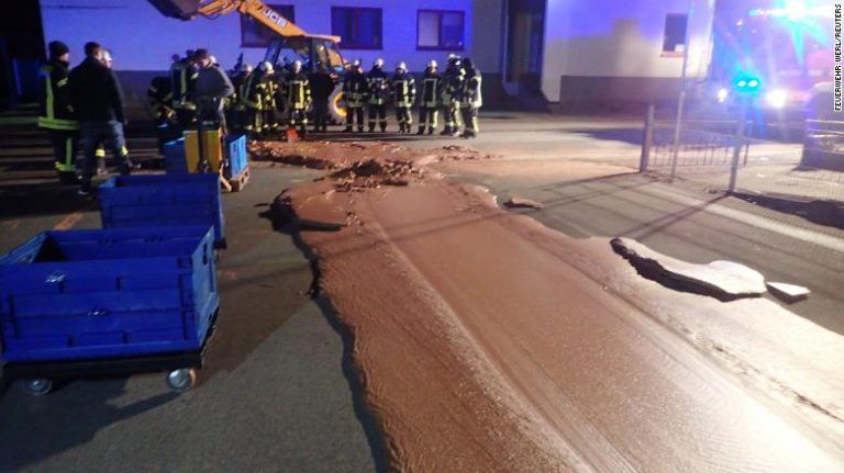 El desborde de un tanque en una fábrica inunda de chocolate una calle en Alemania