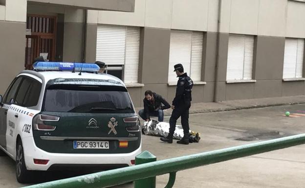 Cierra un colegio en Cantabria tras aparecer un cadáver en el patio