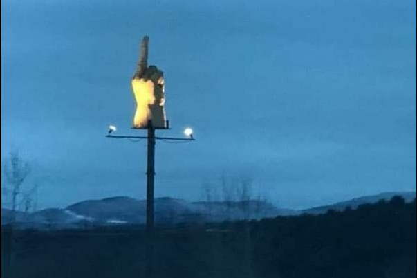 Un hombre se venga creando una gigantesca estatua haciendo una peineta