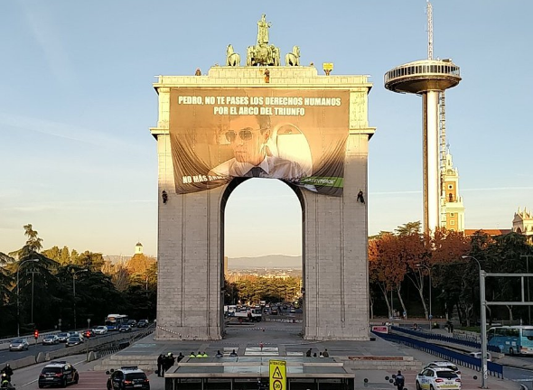 Activistas de Greenpeace despliegan un meme gigante de Sánchez en Madrid