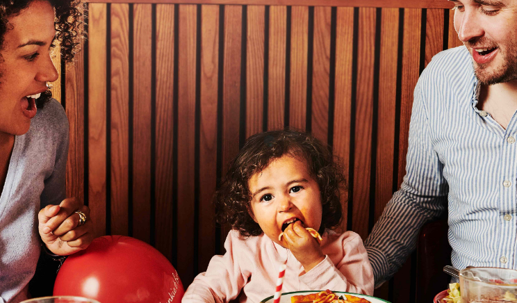 Un restaurante invita a los niños a comer si sus padres apagan los móviles durante el almuerzo