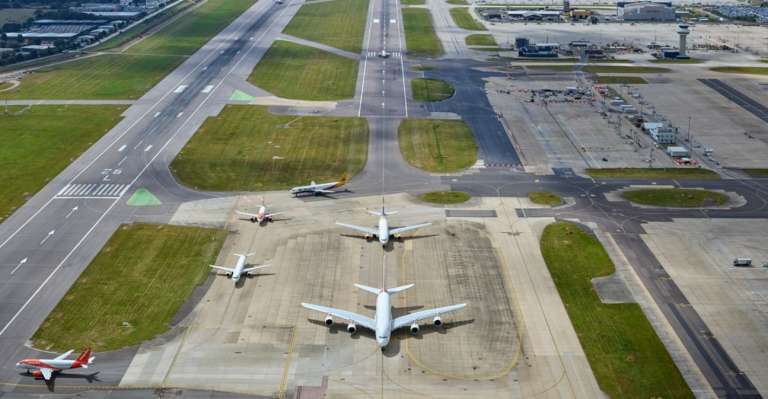 Reabre el aeropuerto londinense de Gatwick tras cerrar durante horas por la presencia de drones sospechosos