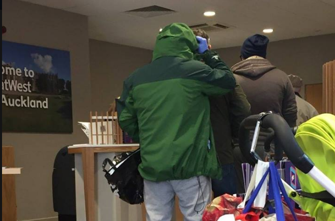 Un ladrón con máscara, guantes y gafas espera en la cola de un banco para atracarlo sin que nadie le dijera nada por miedo a herir su sensibilidad