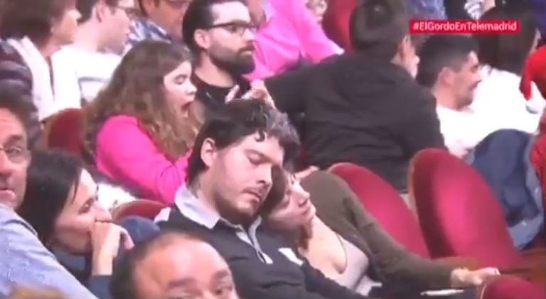 Esperan durante horas para ver en directo el sorteo y al final se quedan dormidos