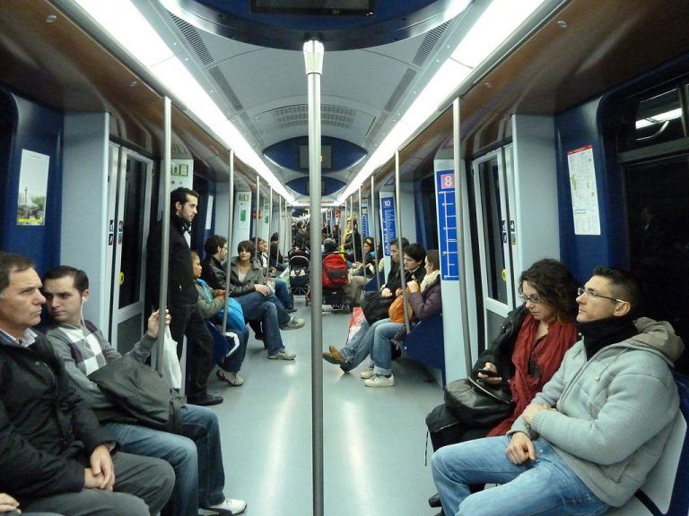 Detenido el hombre que amenazó a varios viajeros del metro de Madrid con dos cuchillos de grandes dimensiones