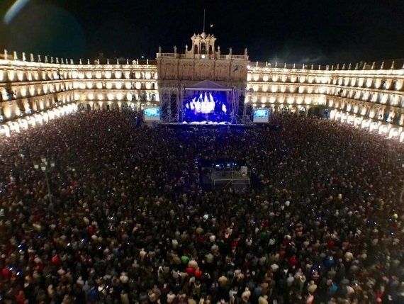 Miles de universitarios celebran la nochevieja de forma adelantada en Salamanca