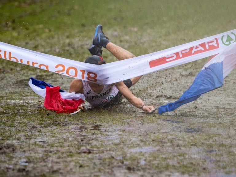 La accidentada y cómica victoria de un corredor de maratón en el último instante