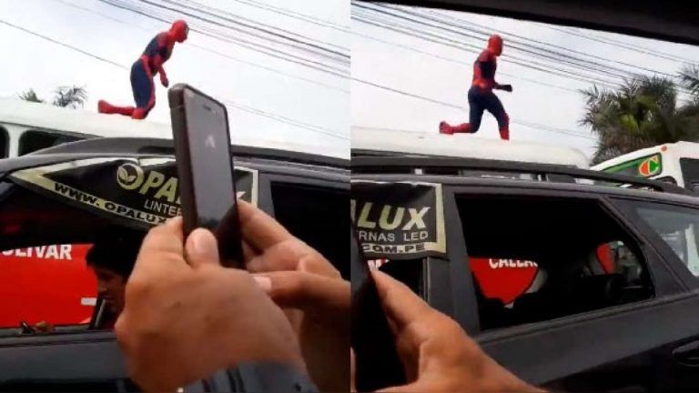 Graban a un hombre disfrazado de Spiderman saltando entre los techos de los coches en una autopista