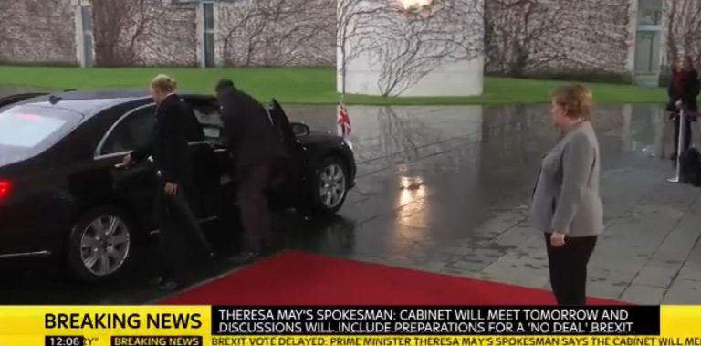 Theresa May se queda bloqueada dentro de su coche oficial