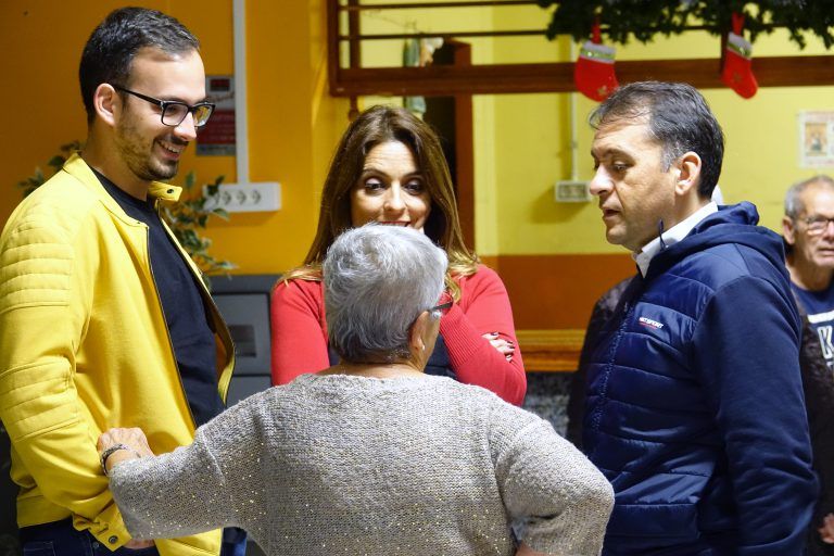 S. C. DE TENERIFE: El alcalde expone en Tíncer las mejoras de instalaciones programadas en el barrio