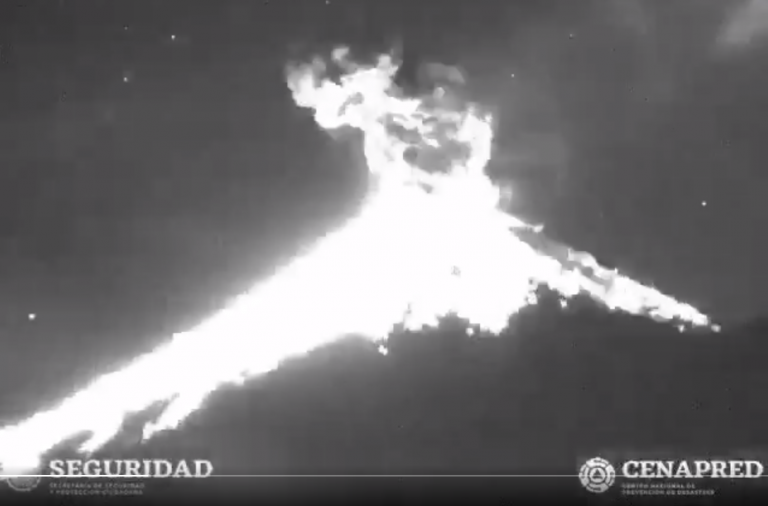 El impresionante momento en el que un meteorito impacta contra el cráter del volcán Popocatépetl en México