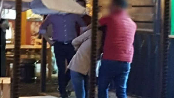 Asesina a puñaladas a su novia embarazada en plena calle tras amenazarla durante 90 minutos