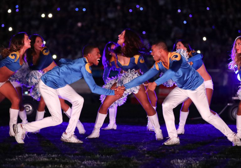 Estos dos hombres pasarán a la historia de la Super bowl por ser los primeros ‘cheerleaders’