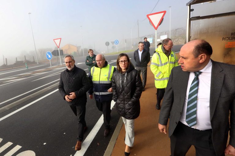 La conselleira de Infraestructuras y Movilidad, junto con el delegado territorial de la Xunta en Pontevedra, José Manuel Cores Tourís, acompañados por el Alcalde del Concello de Arbo Horacio Gil, supervisó hoy el resultado de las actuaciones que acaban de finalizar