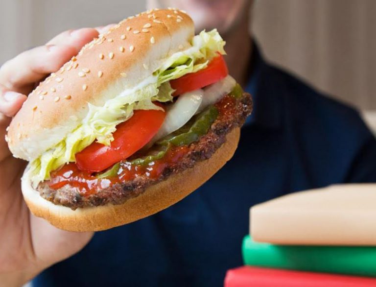 Demanda a Burger King por no darle de comer gratis «de por vida»