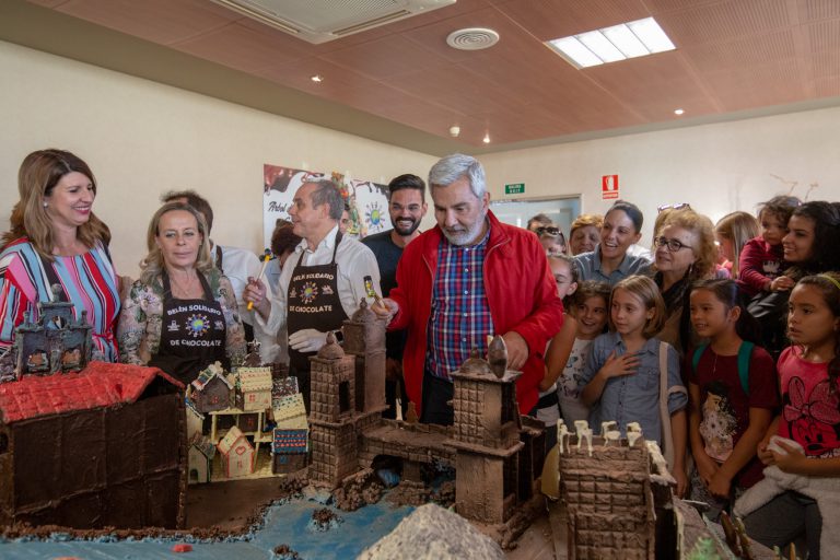 ADEJE: Rotura del solidario y delicioso «Belén de Chocolate»