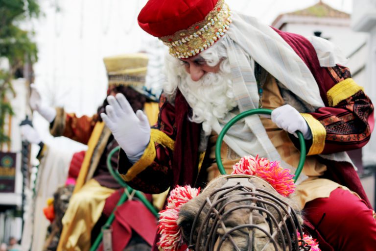 MOYA: Miles de niños reciben con ilusión a los Reyes Magos en la Villa de Moya