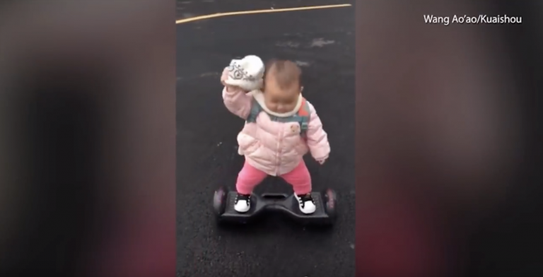 El sorprendente estilo de una niña de 14 meses sobre un hoverboard