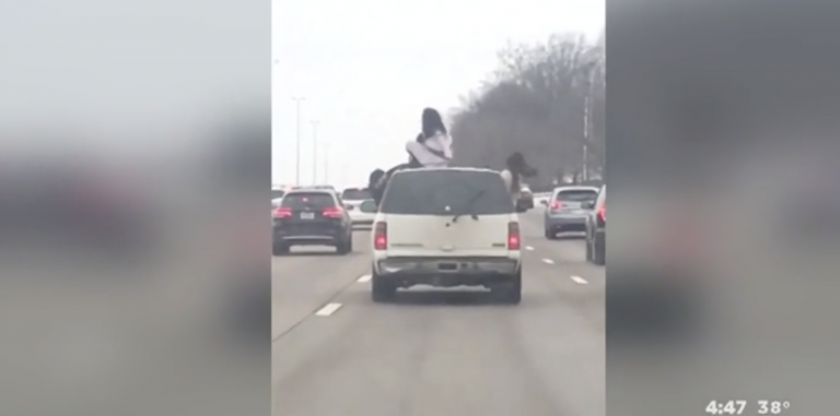 Graban a dos mujeres haciendo ‘twerking’ sobre un coche en marcha en plena autopista