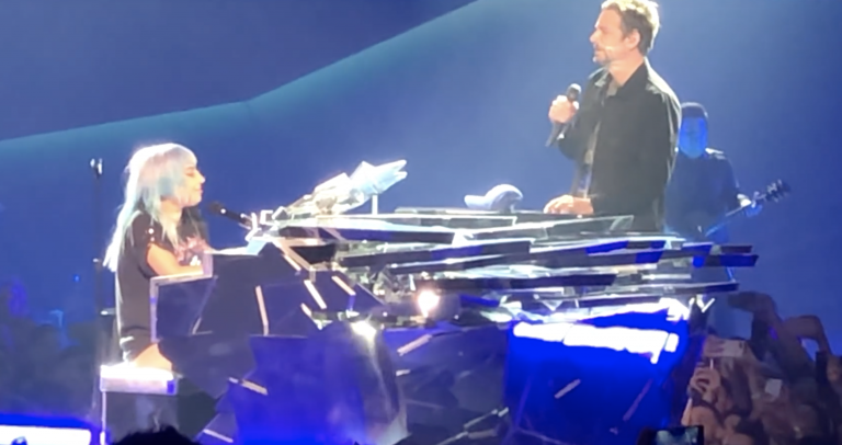 Bradley Cooper se sube al escenario y canta ‘Shallow’ con Lady Gaga