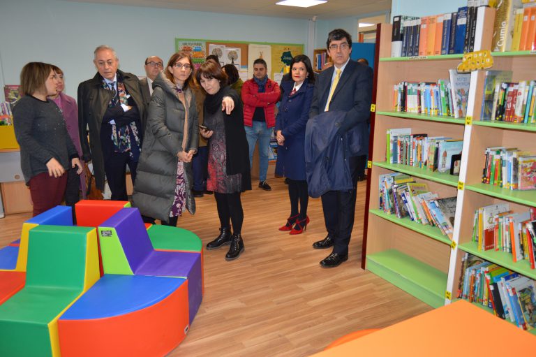 La conselleira Carmen Pomar visitó esta mañana el CEIP Pena de Francia en el Concello de Mos