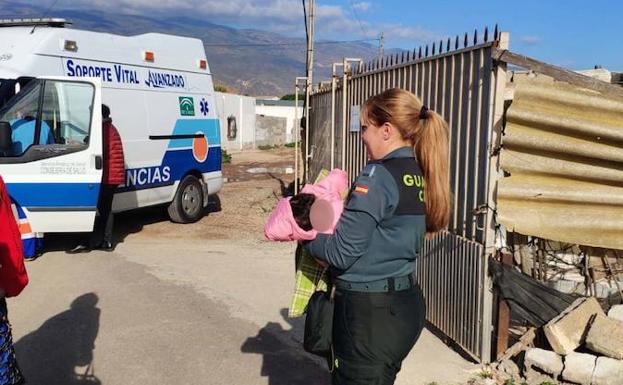 Rescatan a cuatro niños en Almería que vivían sin luz y con restos óseos de animales