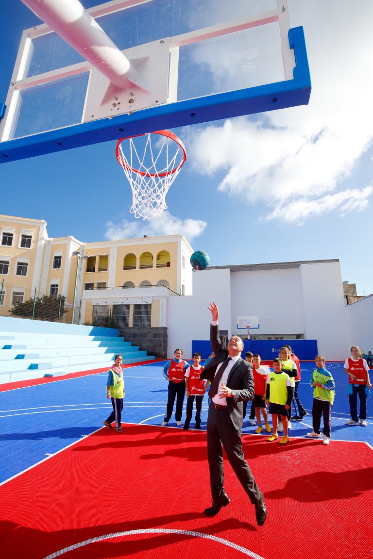 LAS PALMAS DE G.C: El Ayuntamiento concluye la renovación de la cancha de baloncesto de la pista deportiva León y Castillo, en La Isleta